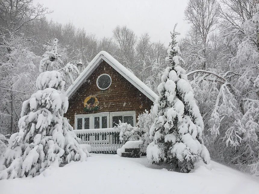 L’hiver en forêt boréale, grâce aux Chalets-camping Domaine des Dunes