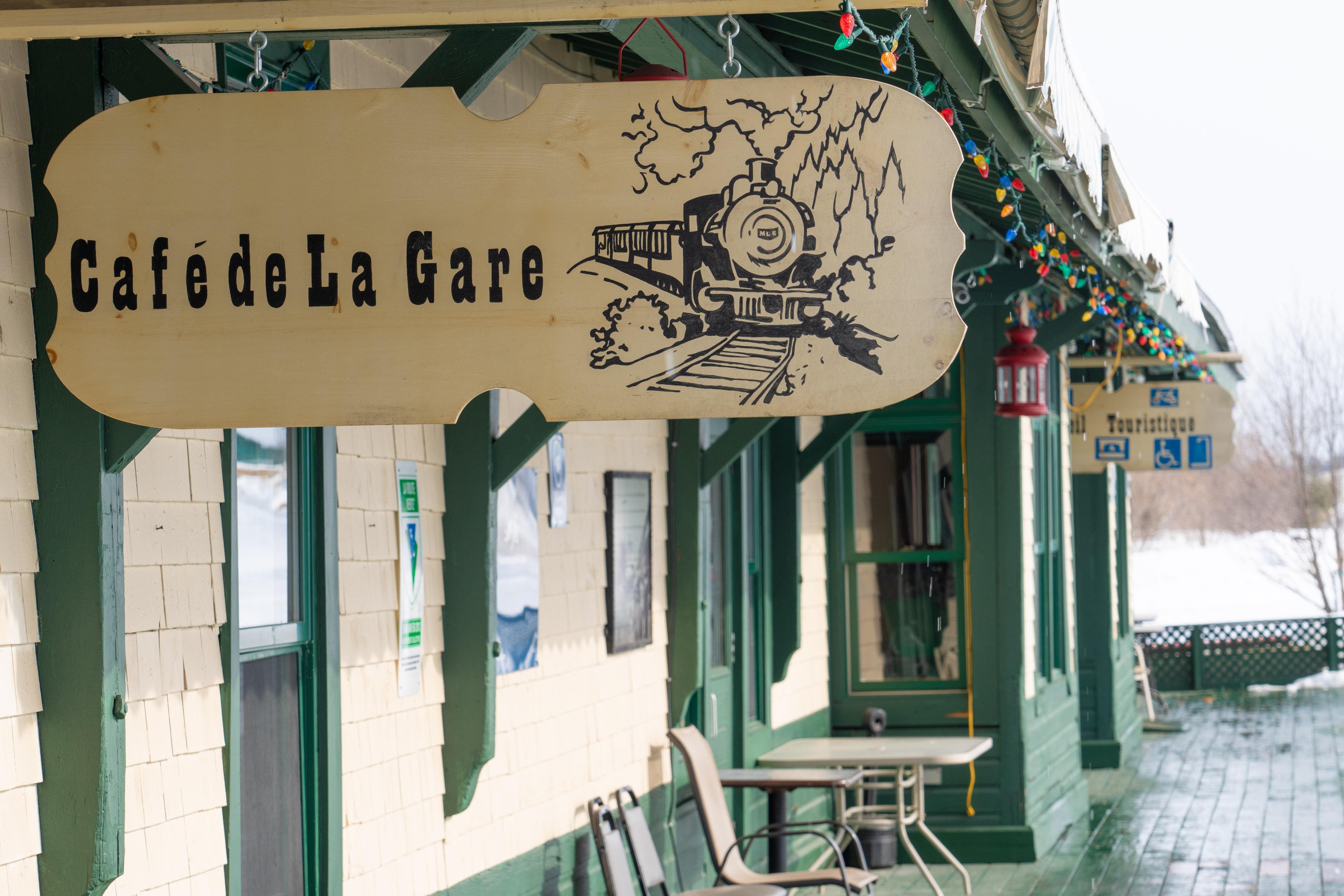 Au Café De La Gare