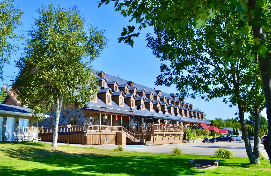 Un hôtel de classe et aussi une grande table