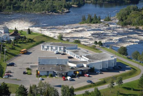 La Chute des Pères : le charme de la rivière tumultueuse en toute tranquillité
