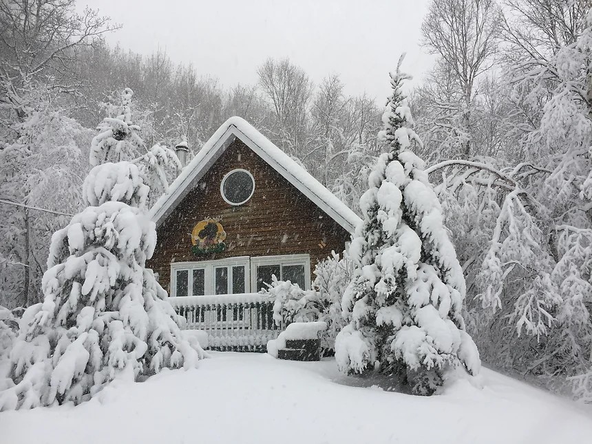 L’hiver en forêt boréale, grâce aux Chalets-camping Domaine des Dunes