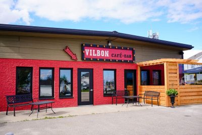 Le Café-bar Vilbon à Havre-Saint-Pierre, en souvenir du grand-père Landry