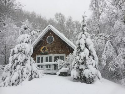 L’hiver en forêt boréale, grâce aux Chalets-camping Domaine des Dunes