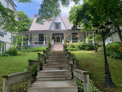 L’Auberge sous les arbres : une oasis de charme discret à Gaspé 